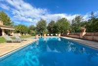 Basen w obiekcie Confortable Chalet con piscina lub w pobliżu