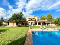 Basen w obiekcie Confortable Chalet con piscina lub w pobliżu