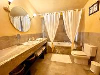 Łazienka w obiekcie Confortable Chalet con piscina