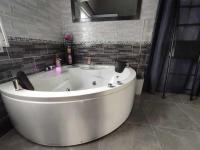 Łazienka w obiekcie Le Cosy Occitan villa chaleureuse indépendante baignoire terrasse jardin