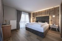 A bed or beds in a room at Hotel Dosses