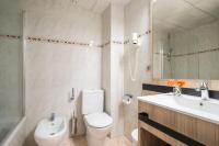 A bathroom at Hotel Benidorm East by Pierre & Vacances