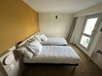 Posteľ alebo postele v izbe v ubytovaní Hôtel Akena Chauray-Niort