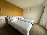 Posteľ alebo postele v izbe v ubytovaní Hôtel Akena Chauray-Niort
