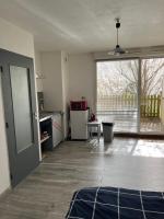 Kuchnia lub aneks kuchenny w obiekcie Logement type studio 1 piece proche zénith