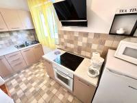 Kuchyňa alebo kuchynka v ubytovaní Apartments Azoa