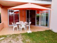 Patio alebo iná vonkajšia časť ubytovania CAPAO Joli T2 cabine piscine proche mer plage Richelieu Cap d'Agde