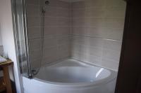 eine Badewanne mit Dusche und WC im Bad in der Unterkunft Chambre d&#39;hôtes de puy faucher in Arrènes