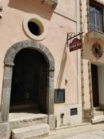 einen Eingang zu einem Gebäude mit Torbögen in der Unterkunft La Casa di Amelia in Ruviano