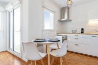 Kuchnia lub aneks kuchenny w obiekcie Cosy 40m with terrace in Vannes