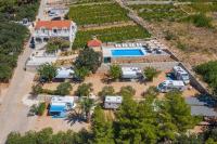 Bazén v ubytovaní Beachfront Apartments Vala with a swimming pool alebo v jeho blízkosti
