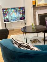 Televízia a/alebo spoločenská miestnosť v ubytovaní Bel Appartement avec parking au coeur de Reims