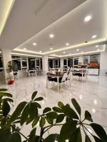 リゼにあるŞimal Hotelのテーブルと椅子が置かれた広い部屋