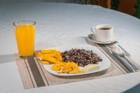 Hotel El Cocobolo Food&Rest Room 6 B&B WiFi AC Pkg Free Swimmingpool في ليبيريا: طبق من طعام الإفطار وكوب من عصير البرتقال