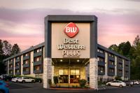 un edificio con la mejor señal del oeste en un estacionamiento en Best Western Plus Renton Inn, en Renton