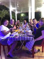 un grupo de personas sentadas alrededor de una mesa en Cat Ba Countryside Homestay, en Cat Ba