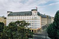 un gran edificio blanco con una bandera encima en Vienna House Easy by Wyndham Leipzig, en Leipzig