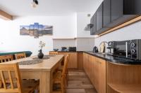 Kuchyňa alebo kuchynka v ubytovaní Apartamenty Jasiowe Turnie nr 3 i nr 10 Krupówki 3km