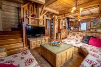 Część wypoczynkowa w obiekcie Les Griottes, véritable chalet de montagne, avec Jacuzzi et Sauna