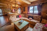 Część wypoczynkowa w obiekcie Les Griottes, véritable chalet de montagne, avec Jacuzzi et Sauna