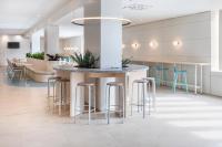 Un restaurante o sitio para comer en B&B HOTEL Elche