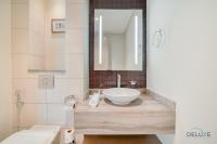 Koupelna v ubytování Polished 3BR at DAMAC Towers by Paramount A Business Bay by Deluxe Holiday Homes