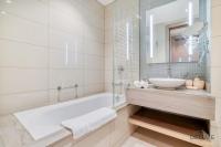 Koupelna v ubytování Polished 3BR at DAMAC Towers by Paramount A Business Bay by Deluxe Holiday Homes