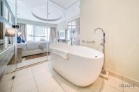 Koupelna v ubytování Polished 3BR at DAMAC Towers by Paramount A Business Bay by Deluxe Holiday Homes
