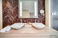 Koupelna v ubytování Polished 3BR at DAMAC Towers by Paramount A Business Bay by Deluxe Holiday Homes