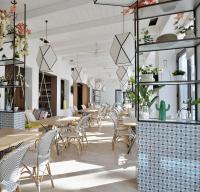 En restaurant eller et andet spisested på Las Colinas Golf & Country Club Residences