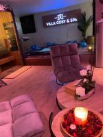 Część wypoczynkowa w obiekcie Grande Villa cosy avec piscine, sauna & jacuzzi