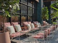 Posezení v ubytování Public House Bangkok, a Member of Design Hotels