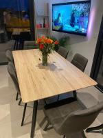 Telewizja i/lub zestaw kina domowego w obiekcie Grande Villa cosy avec piscine, sauna & jacuzzi