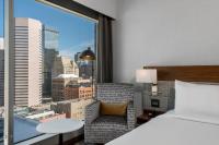 AC Hotel by Marriott Denver Downtownにあるベッド