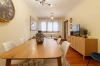 Televízia a/alebo spoločenská miestnosť v ubytovaní Olabeaga, vivienda turística urbana de diseño con wifi
