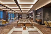 een weergave van een restaurant met tafels en stoelen bij Four Points by Sheraton Yiyang in Yiyang