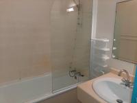 Kúpeľňa v ubytovaní Appartement à Capbreton avec piscine et tennis - FR-1-239-883