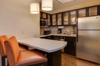 Staybridge Suites Atlanta Airportにあるキッチンまたは簡易キッチン