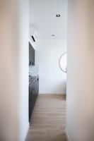 Telewizja i/lub zestaw kina domowego w obiekcie MONACO SEA VIEW APARTMENTS