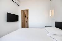 Łóżko lub łóżka w pokoju w obiekcie MONACO SEA VIEW APARTMENTS