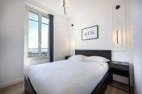 Łóżko lub łóżka w pokoju w obiekcie MONACO SEA VIEW APARTMENTS