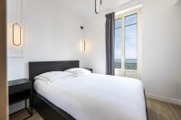 Łóżko lub łóżka w pokoju w obiekcie MONACO SEA VIEW APARTMENTS