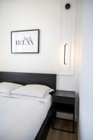 Łóżko lub łóżka w pokoju w obiekcie MONACO SEA VIEW APARTMENTS
