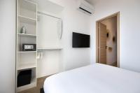 Telewizja i/lub zestaw kina domowego w obiekcie MONACO SEA VIEW APARTMENTS
