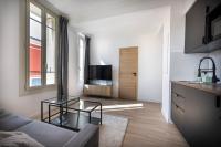 Telewizja i/lub zestaw kina domowego w obiekcie MONACO SEA VIEW APARTMENTS