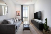 Telewizja i/lub zestaw kina domowego w obiekcie MONACO SEA VIEW APARTMENTS