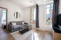 Telewizja i/lub zestaw kina domowego w obiekcie MONACO SEA VIEW APARTMENTS