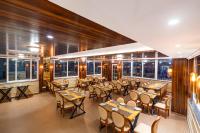 Un restaurante u otro lugar para comer en Pride Hotel And Resort Rishikesh