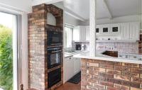 Kuchnia lub aneks kuchenny w obiekcie Nice Home In Guidel With Wifi