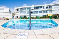 Bazén v ubytovaní Ocean Front Apartment alebo v jeho blízkosti